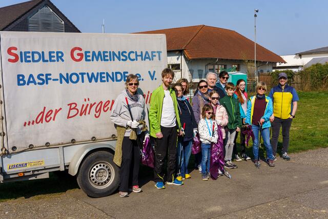 Ein Teil der Helfer steht bereit, dem Müll im Wohngebiet den Kampf anzusagen | Foto: Kim Rileit