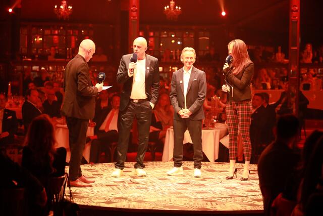 Im Gespräch: Rolf Balschbach (2. von links) und Winfried Rothermel (rechts daneben). | Foto: Erich Rathgeber
