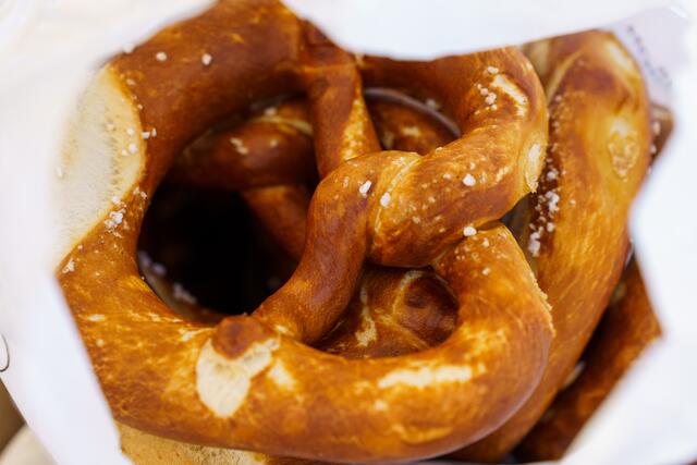Für die Helfer gab es ausreichend Verpflegung - frisch vom Bäcker | Foto: Kim Rileit