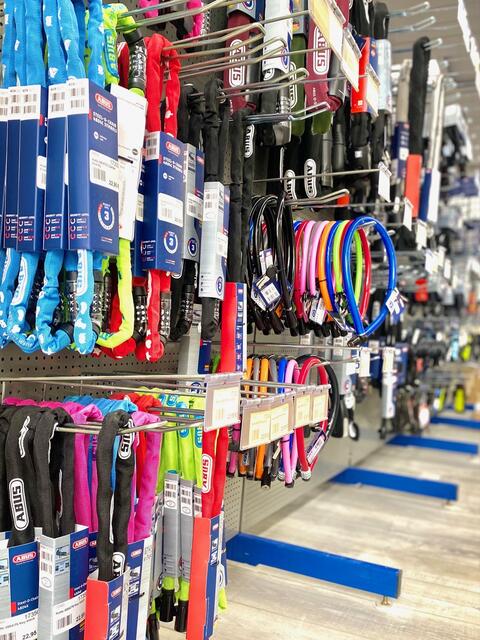 Schlösser und anderes Zubehör bei Eicker Bikes  | Foto: Eicker Bikes