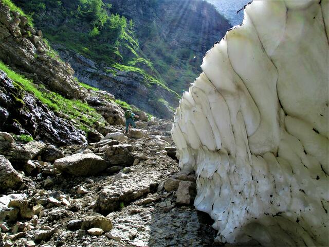 Meterhohe Wächten begleiten den langen Aufstieg in das Herz der Slowenischen Alpen | Foto: Markus Pacher
