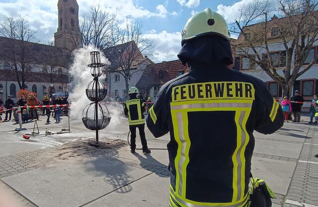 Die Feuerwehr hatte ein Auge darauf, dass die Schneemann-Verbrennung sicher ablief | Foto: Heike Schwitalla