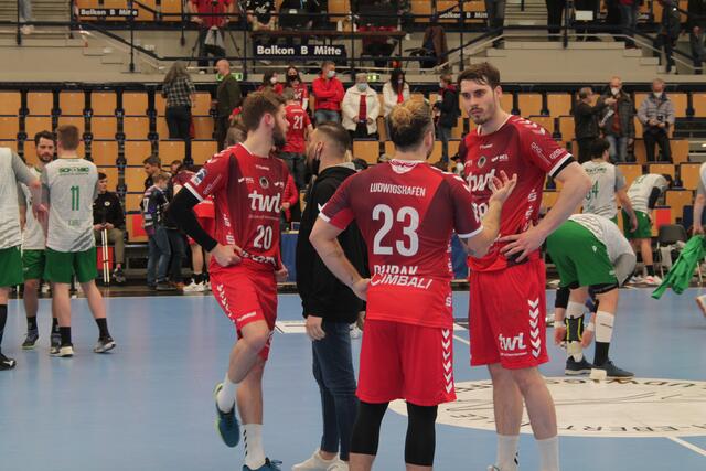 Pascal Durak (Nummer 23) im Gespräch mit Hendrik Wagner (rechts) nach dem Spiel (Foto Michael Sonnick)
