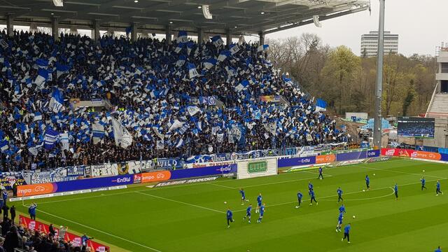 Die Mannschaft, begrüßt von der blau-weißen Wand | Foto: Anderer/ka-abseits