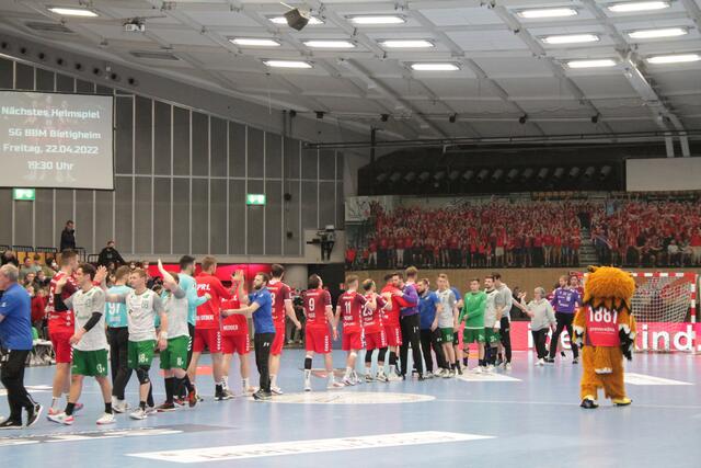 Das Eulen-Team beim Abklatschen nach dem Spiel (Foto Michael Sonnick)