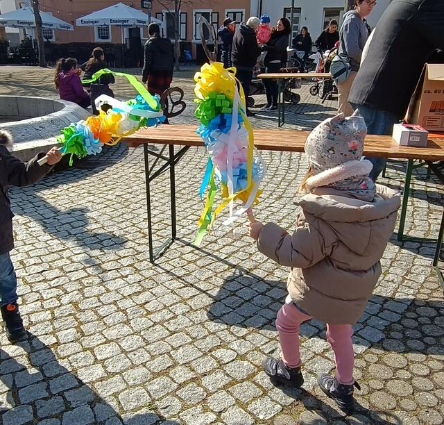 Mit bunten Stecken und süßen Brezeln ging es gegen den Winter | Foto: Heike Schwitalla
