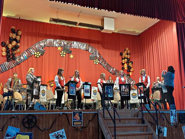 Daumen nach oben von der Dirigentin | Foto: Brigitte Melder