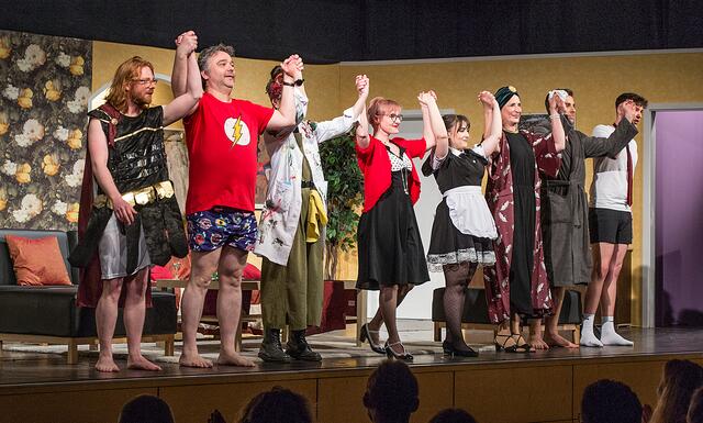 Das Ensemble der "Pälzer Komödie" freut sich über die gelungene Premiere | Foto: Frank Schäfer