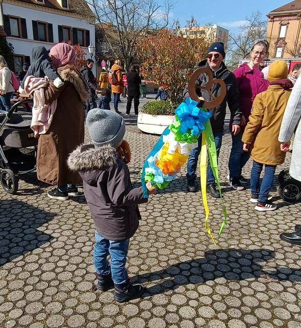 Mit bunten Stecken und süßen Brezeln gegen den Winter | Foto: he