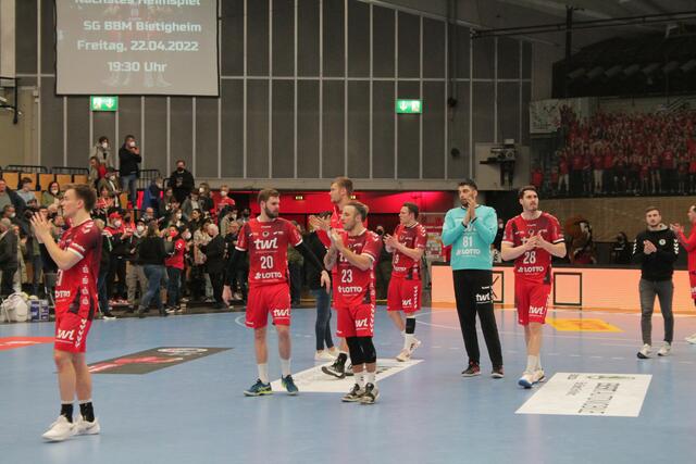 Die Eulen Ludwigshafen bedankten sich bei den 1.659 Zuschauern in der Friedrich-Ebert-Halle (Foto Michael Sonnick)
