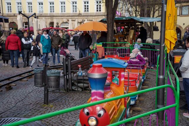 Die kleinsten Besucher hatten ihren Spaß in der bunten Eisenbahn auf dem Römerplatz | Foto: Kim Rileit