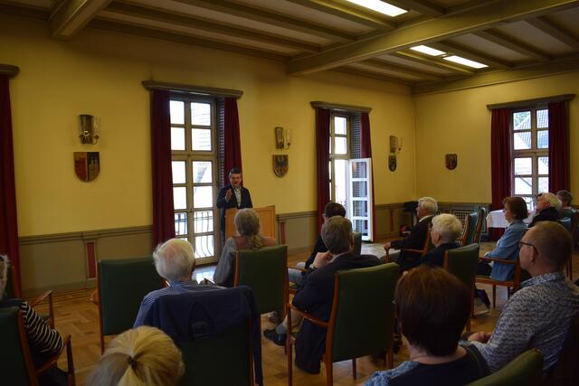 Stadtbürgermeister Benjamin Seyfried dankt Hans-Joachim Kölsch für seinen Einsatz für's Museum unterm Trifels | Foto: B. Bender