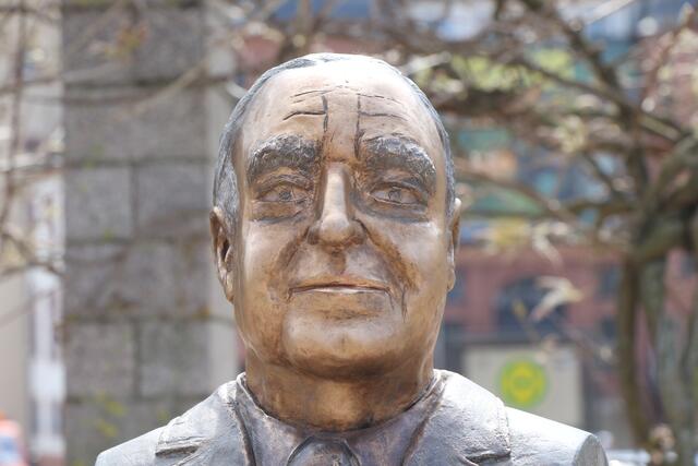 Gedenkbüste für Alt-Bundeskanzler Helmut Kohl neben dem Dom eingeweiht  | Foto: Heike Schwitalla