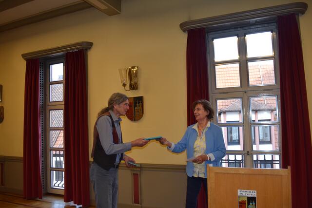 Von Christina Schramm gab es ebenfalls ein Geschenk | Foto: B. Bender
