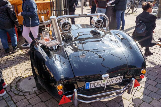 Schorle aus dem Kofferraum: Das Schorle-Auto als Hingucker auf dem Stadtplatz und sicherlich der Traum vieler Wingert-Wanderer | Foto: Kim Rileit
