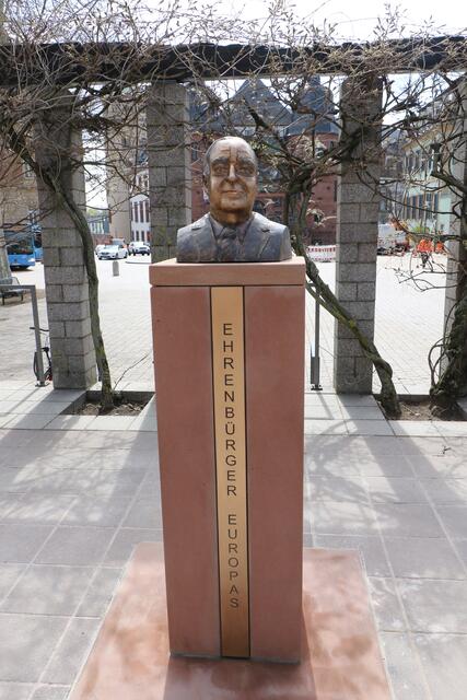 Gedenkbüste für Alt-Bundeskanzler Helmut Kohl neben dem Dom eingeweiht  | Foto: Heike Schwitalla