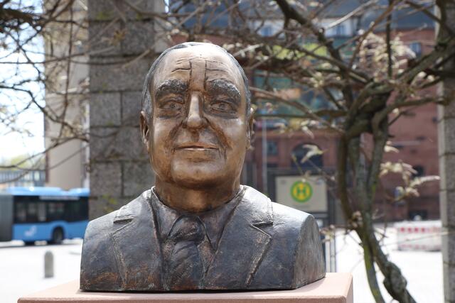 Gedenkbüste für Alt-Bundeskanzler Helmut Kohl neben dem Dom eingeweiht  | Foto: Heike Schwitalla