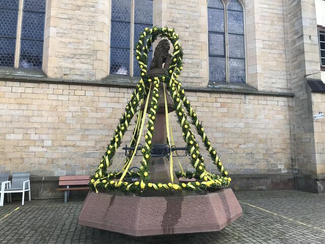 Traditionell geschmückter Osterbrunnen