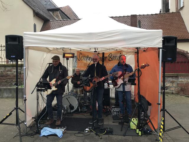 Die Band im beheizten Pavillon