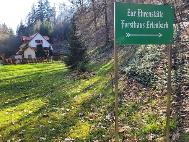 Das Forsthaus Erlenbach und seiner Ehrenstätte für die Förster der Familie Decker | Foto: Markus Pacher