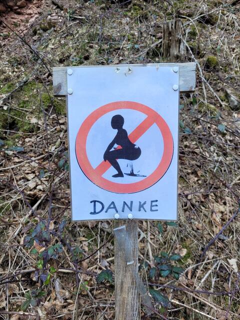 Ein kurioses Verbotsschild am Wegesrand | Foto: Markus Pacher