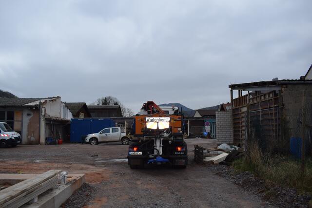 Die blauen Container werden entfernt und die alte Halle links wird abgerissen. Eine Fahrzeughalle soll dort erbaut werden. | Foto: B. Bender