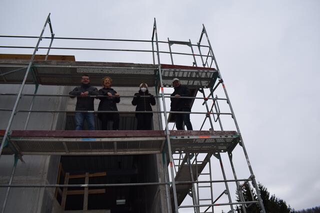 Stadtbürgermeister Benjamin Seyfried, Carmen Winter und Anna Botham-Edighoffer sowie Bauhofleiter Timmo Eckerle in luftiger Höhe, um einen Einblick in das Obergeschoss zu erhalten | Foto: B. Bender