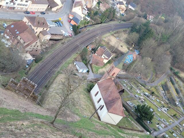 Erinnert an eine Märklinlandschaft: Blick von der Burg Frankenstein über den Schlossbergtunnel ins Tal | Foto: Pacher, Markus