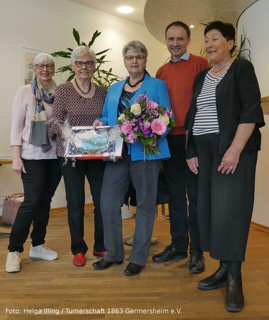 vlnr: Elfi Ziegler (Leiterin der Geschäftsstelle), Brigitte Vetter (Abteilungsleiterin Gesundheitssport), Jubilarin Marianne Lambrecht, Peter Auer (1. Vorsitzender) und Regine Roth (2. Vorsitzende) | Foto: Helga Illing