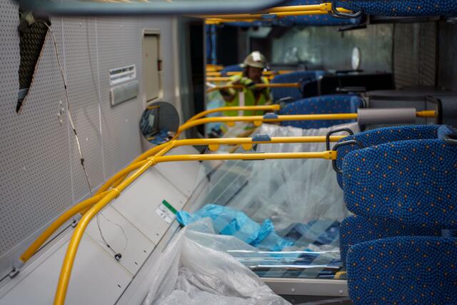 Der gekippte Bus wird nach weiteren Verletzten durchsucht | Foto: Kim Rileit