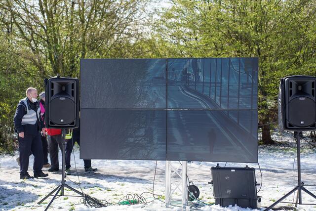 Auf einer Videowand konnten Beobachter das Geschehen live und aus verschiedenen Perspektiven verfolgen | Foto: Kim Rileit