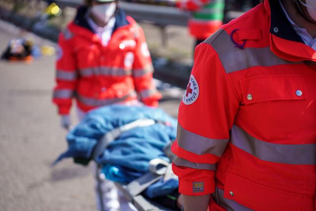 Eine Person wird abtransportiert | Foto: Kim Rileit