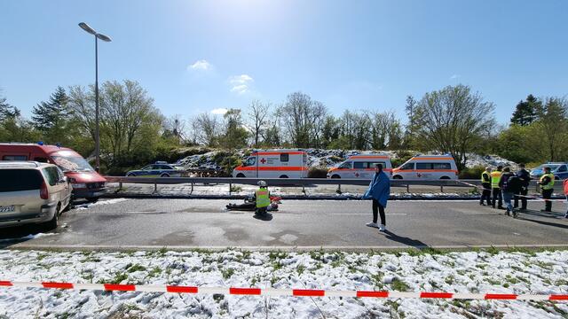 Erste Verletzte wurden aus den Autos geholt  | Foto: bas