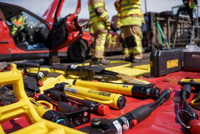 Die Feuerwehren legen ihre benötigten Materialien auf einer Matte ab, damit sie immer einsatzbereit zu finden sind | Foto: Kim Rileit