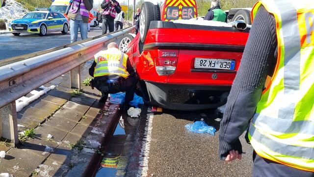 Ein Polizist nimmt Kontakt mit einer verletzten Person auf | Foto: bas