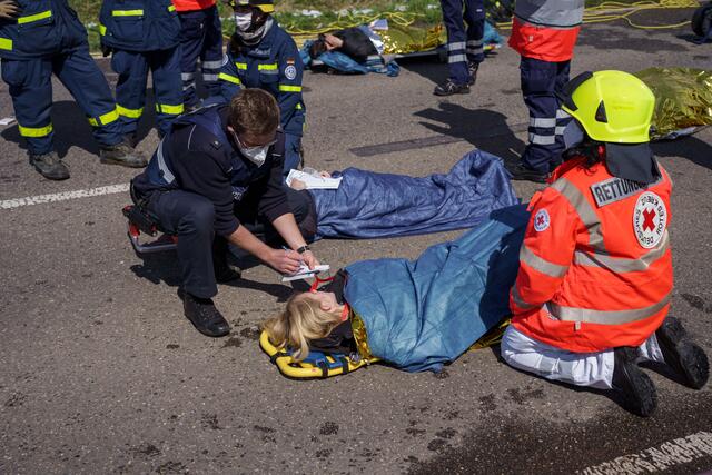 Die Polizei muss während der Versorgung der verunfallten Personen gleichzeitig den Unfallhergang rekonstruieren und Fakten und Beweise sichern | Foto: Kim Rileit