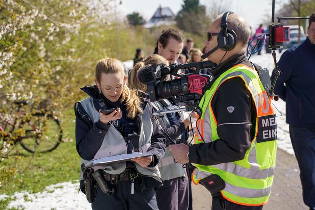Eine Polizistin setzt den ersten Notruf ab | Foto: Kim Rileit