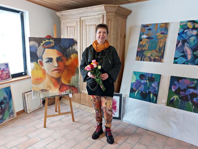 Olga David vor einem Teil ihrer Gemälde | Foto: Brigitte Melder