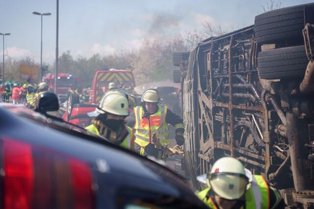 Während des Rettungseinsatzes fing ein Fahrzeug an zu brennen  | Foto: Kim Rileit