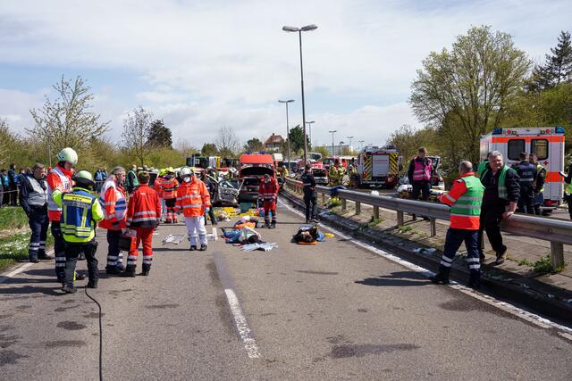 Verletzte Personen, die aus den Fahrzeugen befreit wurden, warteten auf die weitere Versorgung und den Abtransport in das Krankenhaus  | Foto: Kim Rileit
