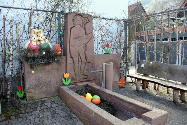 Der geschmückte Brunnen in Bindersbach . . .  | Foto: B. Bender