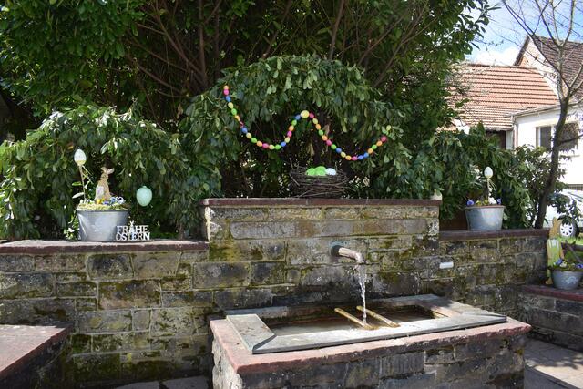 Der Brunnen in Sarnstall ist nicht nur geschmückt, auch das Wasser plätschert schon | Foto: B. Bender