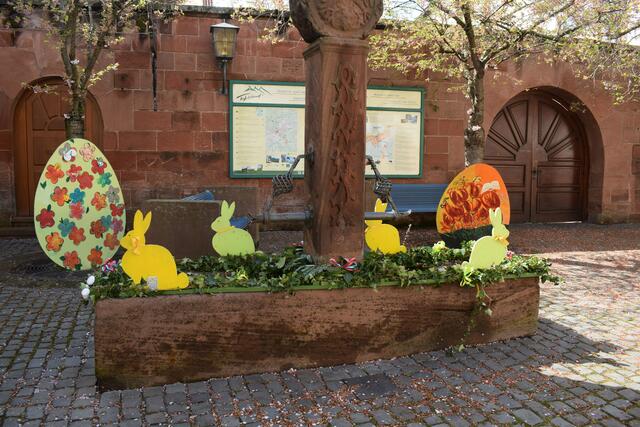 Hoppelhasen und viele liebevoll gestaltete Ostereier in Annweiler | Foto: B. Bender