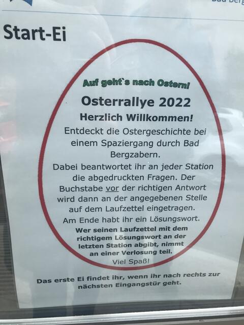 Der erste Hinweis ist an der Eingangstür zu finden