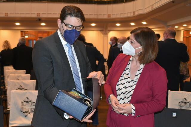 Innenstaatssekretärin Nicole Steingaß und OB Thomas Hirsch bei der Feierstunde anlässlich des Jubiläums der Eingemeindung der Landauer Stadtdörfer | Foto: Stadt Landau