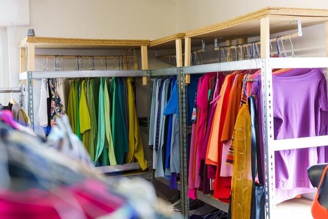 Selbstgemacht: In der Kleiderkammer der Tafel in Grünstadt wurde vieles von ehrenamtlichen Helfern selbst gebaut - mit dem gerade verfügbaren Material | Foto: Kim Rileit