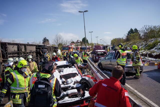 Die Lage war für die Einsatzkräfte sehr unübersichtlich - links ist der gekippte Bus zu sehen  | Foto: Kim Rileit
