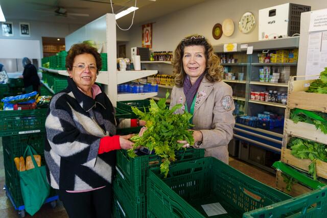 Barbara Böckmann (rechts), Vorsitzender der Günstadter Tafel neben ihrer Stellvertreterin Sanaa Schumacher | Foto: Kim Rileit