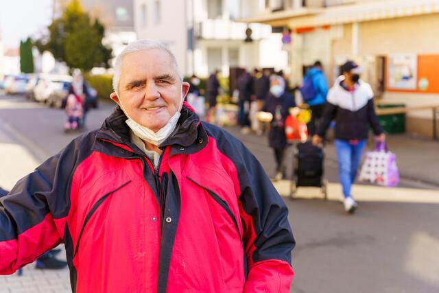 Stammgast: Tafel-Kunde Bernhard Weimer wüsste ohne die Tafel nicht, wie er mit seiner knappen Rente auskommen soll | Foto: Kim Rileit