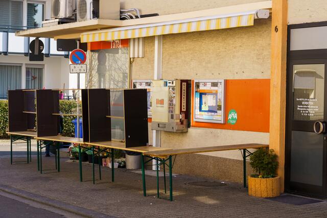 Die Grünstadter Tafel verlegte während der Corona-Pandemie ihre Lebensmittelausgabe auf den Bürgersteig - so gab es im Innenraum weniger Stau | Foto: Kim Rileit